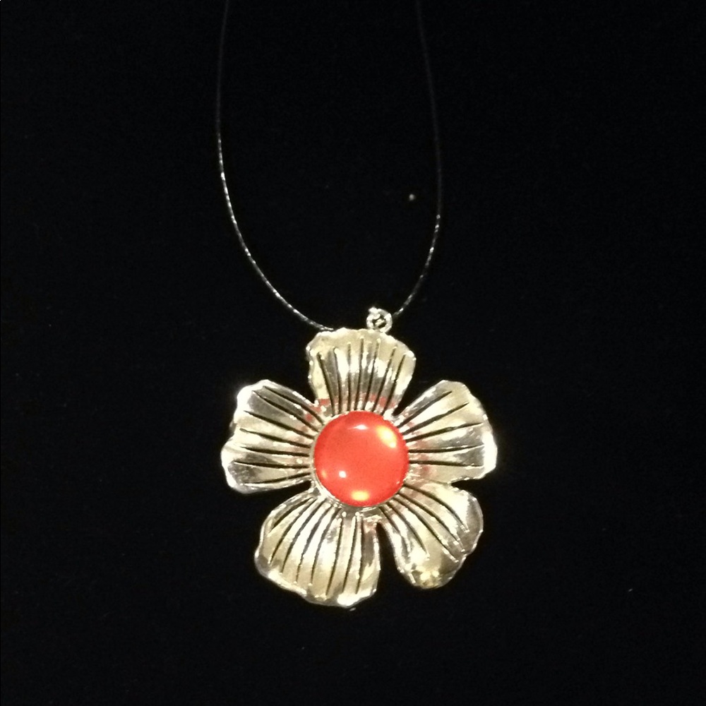 Oversized silver flower 🌺 necklace